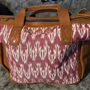 ARTISAN BAYA VINO CONVERTIBLE DAY BAG W/ LEATHER POCKETS - BAYA
VINO